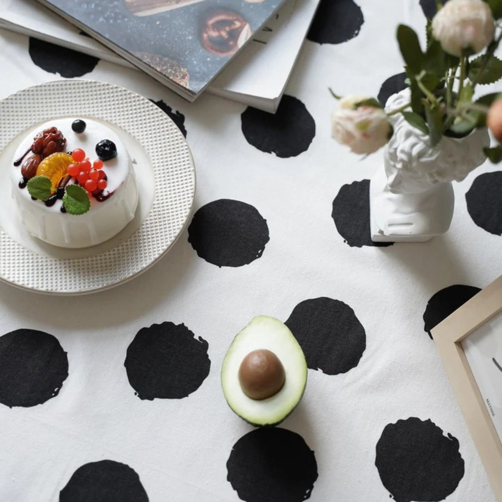 Fröhliche Tischdecke mit Polka-Quasten für jeden Anlass