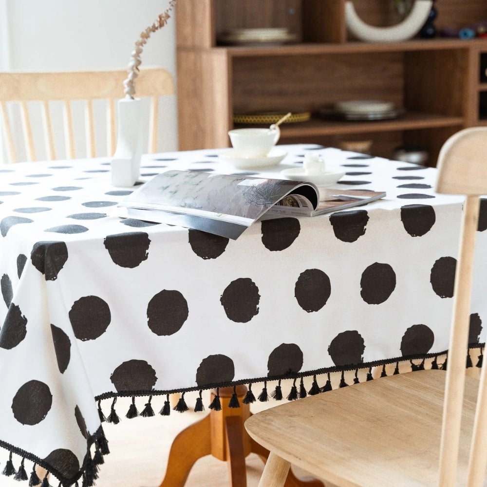 Fröhliche Tischdecke mit Polka-Quasten für jeden Anlass