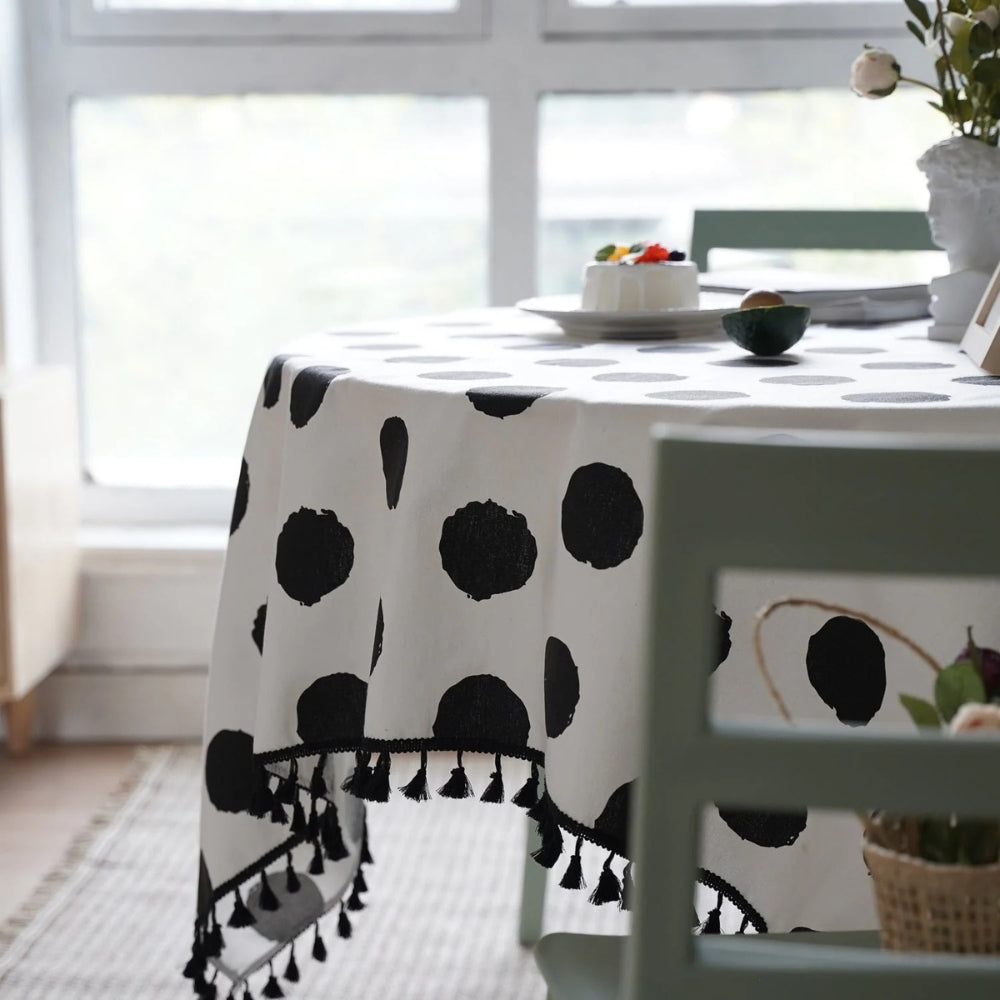 Fröhliche Tischdecke mit Polka-Quasten für jeden Anlass