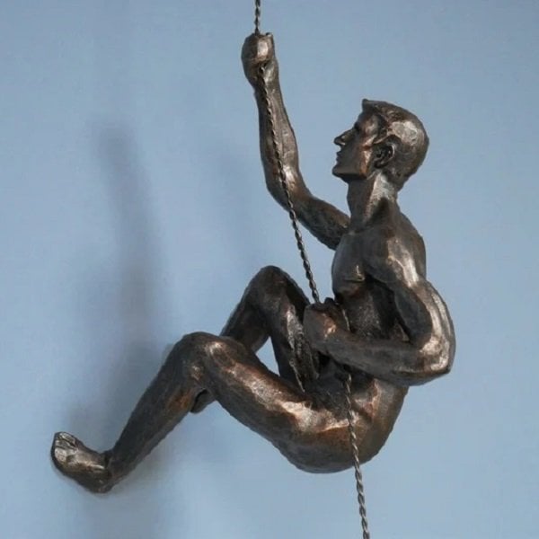 Skulptur des Kletterers