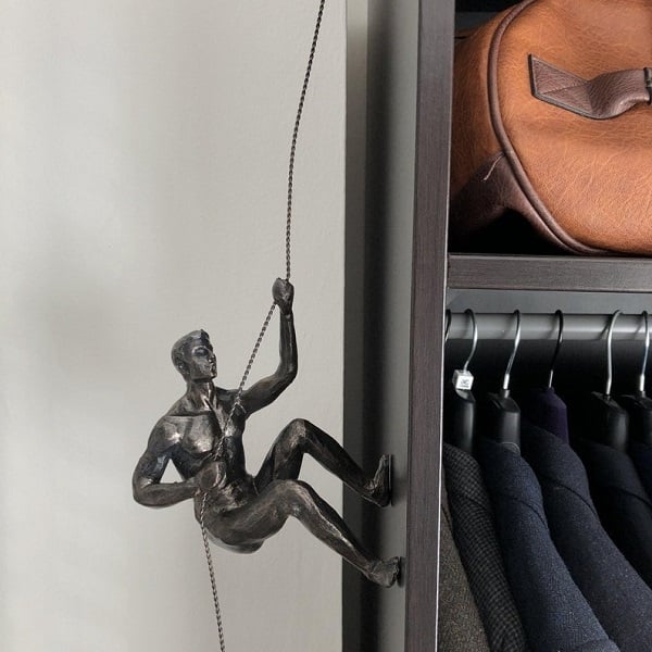Skulptur des Kletterers