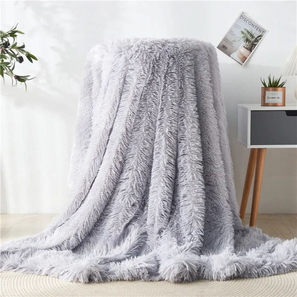 Luxurious Faux Fur Throw Blanket – Washable and Elegant for Cozy Evenings