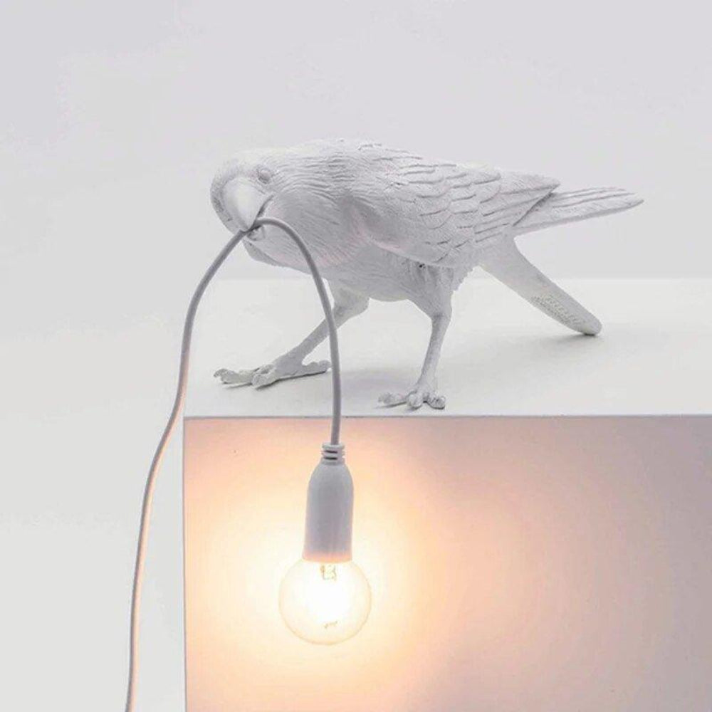 Künstlerische Tischlampe im Krähen-Design mit Warmlicht-LED