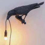 Künstlerische Tischlampe im Krähen-Design mit Warmlicht-LED