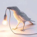 Künstlerische Tischlampe im Krähen-Design mit Warmlicht-LED