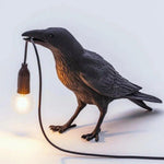 Künstlerische Tischlampe im Krähen-Design mit Warmlicht-LED
