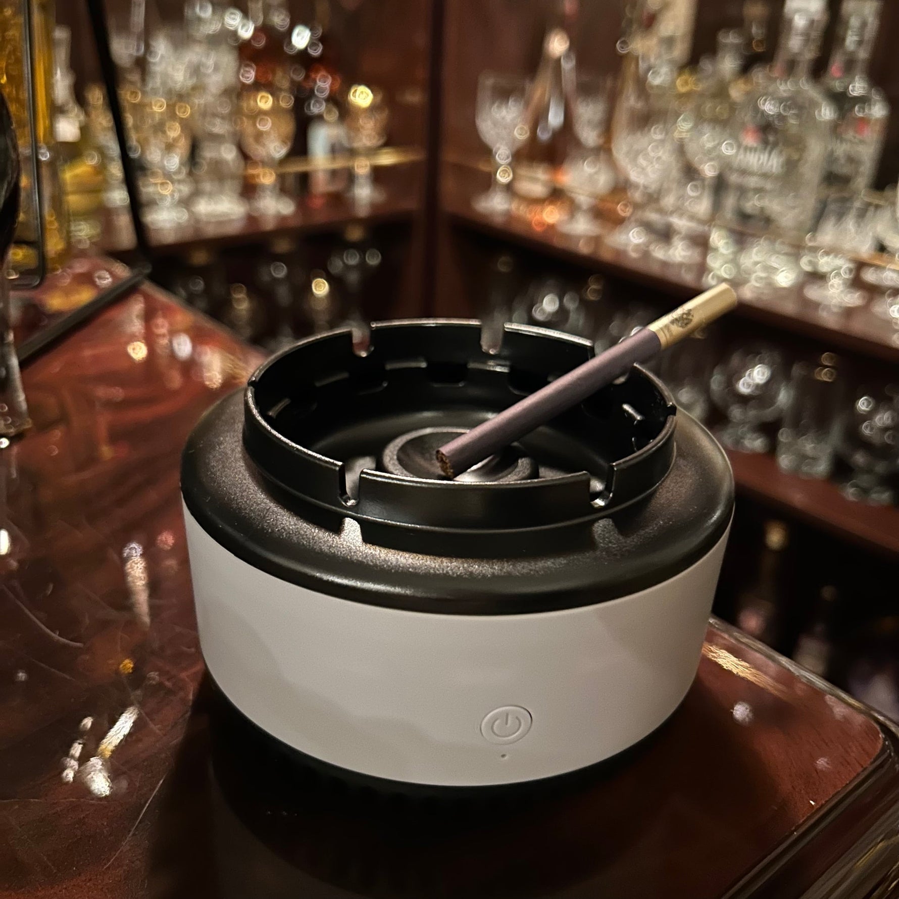 Rauchfreier Aschenbecher mit 360° Luftreinigung und Duftfunktion