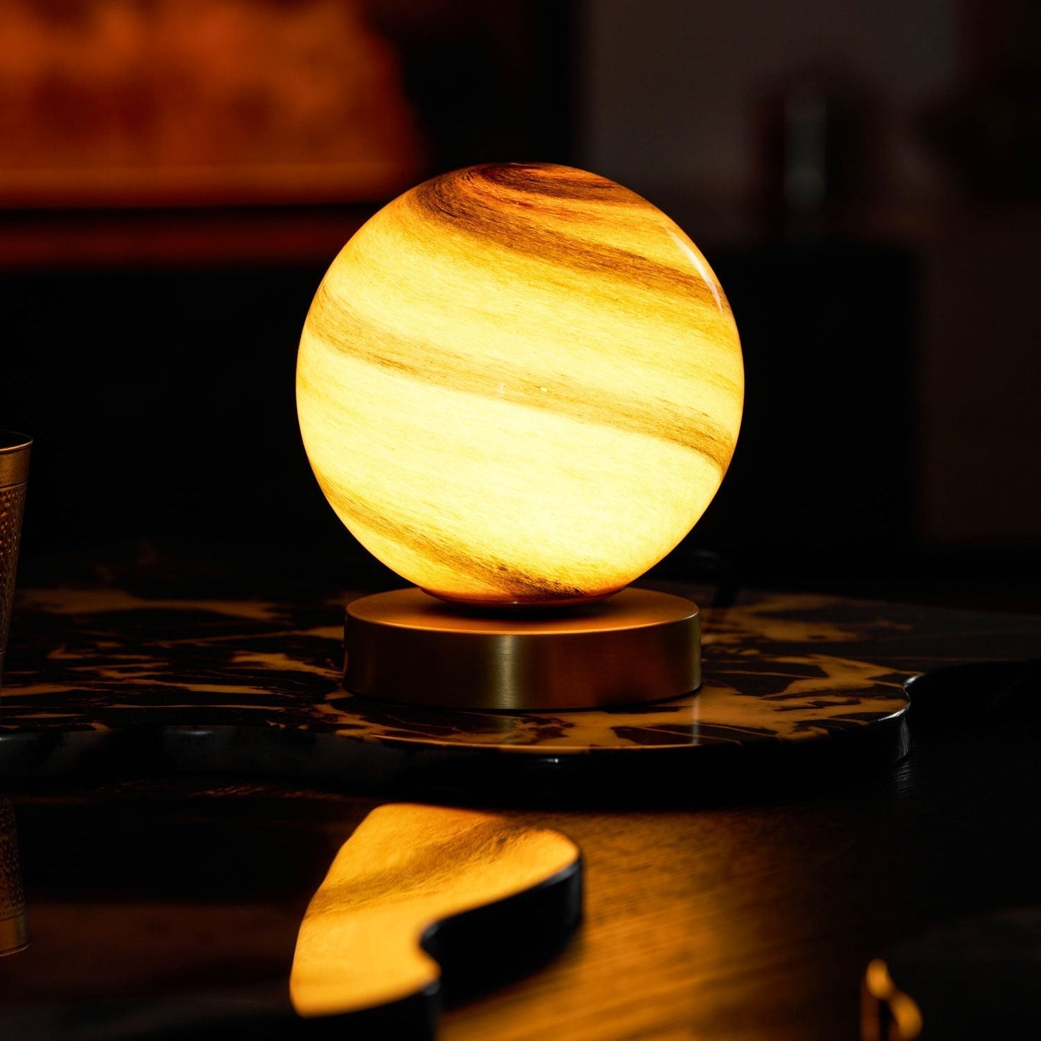Stilvolle Tischlampe mit Marmor-Kugel und Messingfuß – Perfekte Beleuchtung für Schlafzimmer und Schreibtisch