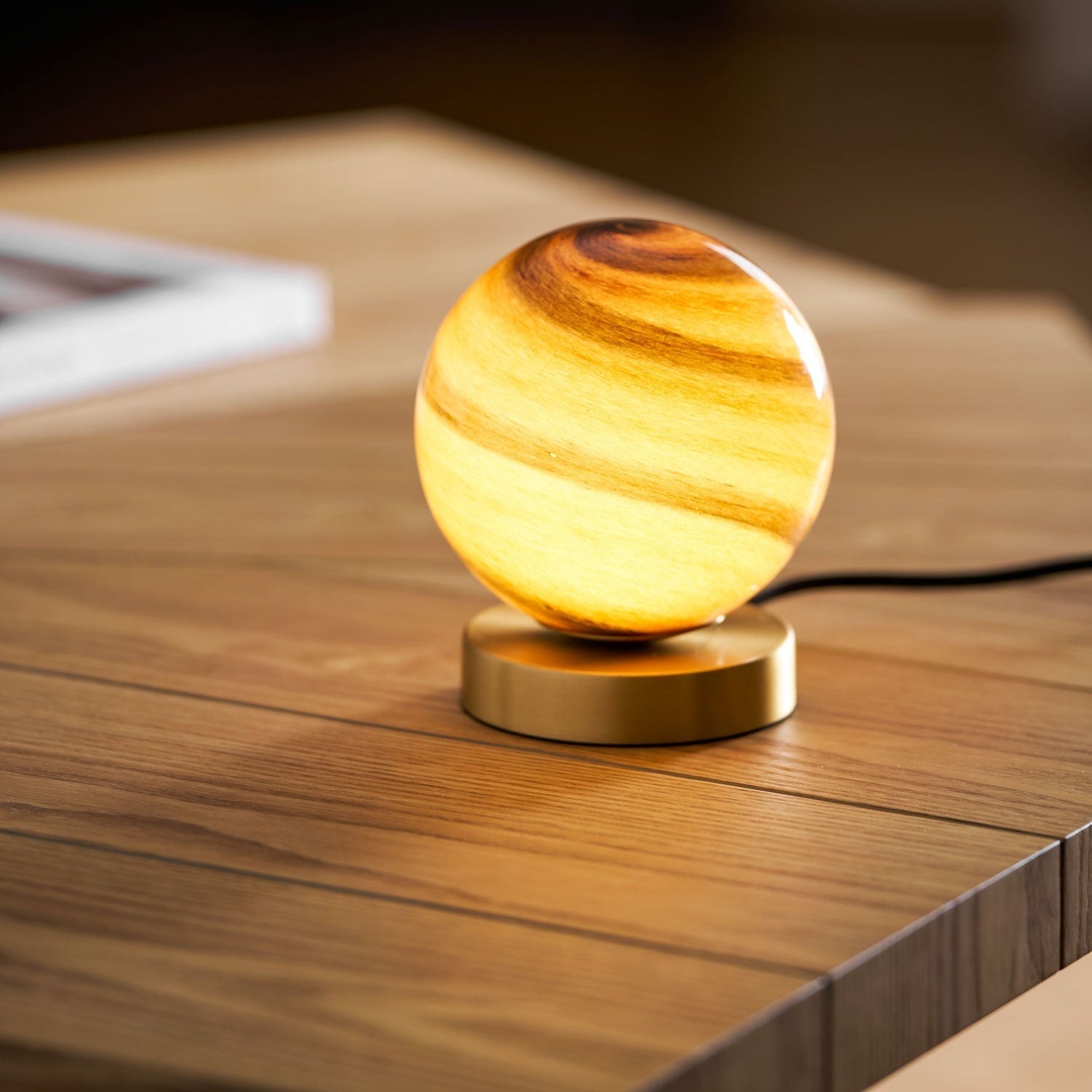 Stilvolle Tischlampe mit Marmor-Kugel und Messingfuß – Perfekte Beleuchtung für Schlafzimmer und Schreibtisch