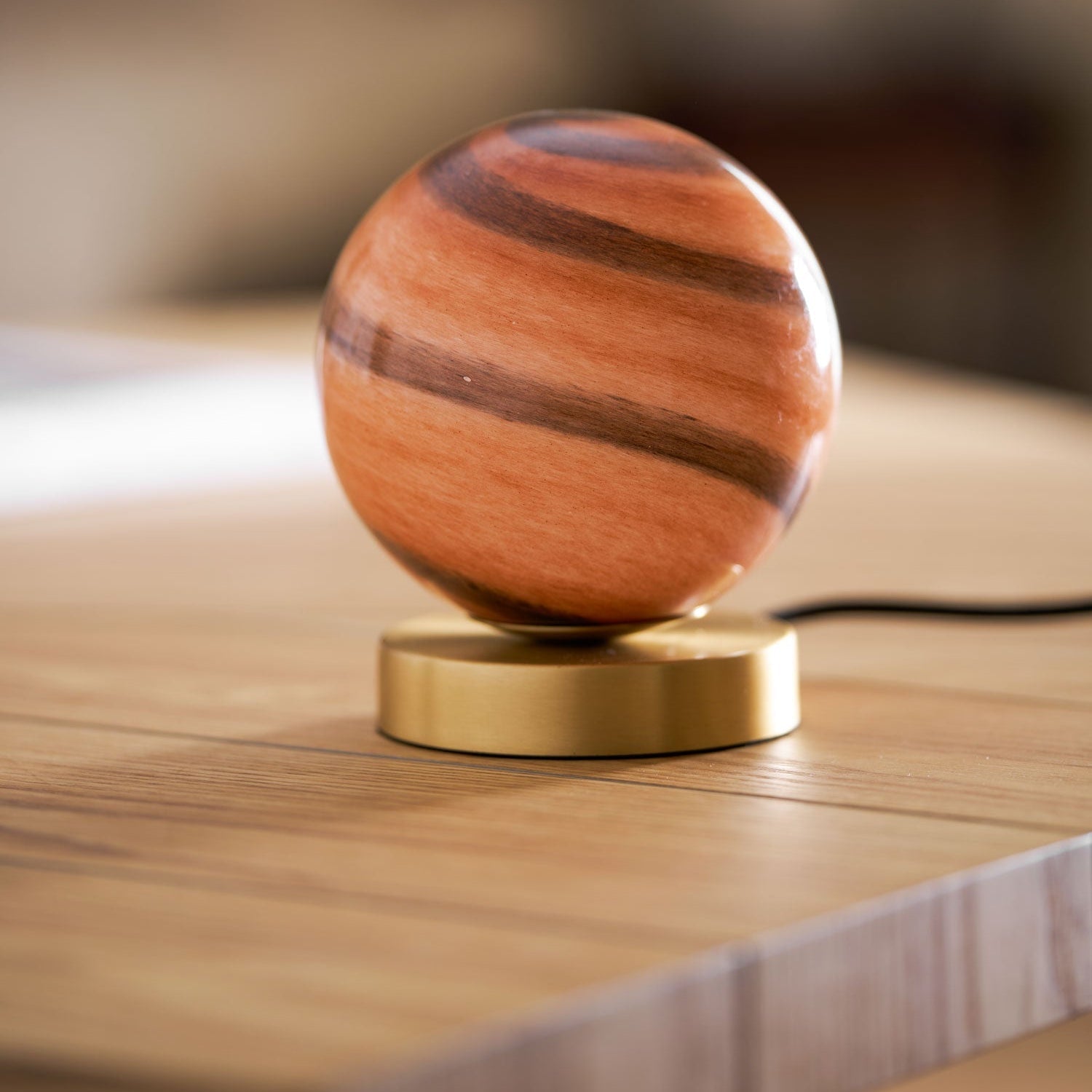 Stilvolle Tischlampe mit Marmor-Kugel und Messingfuß – Perfekte Beleuchtung für Schlafzimmer und Schreibtisch