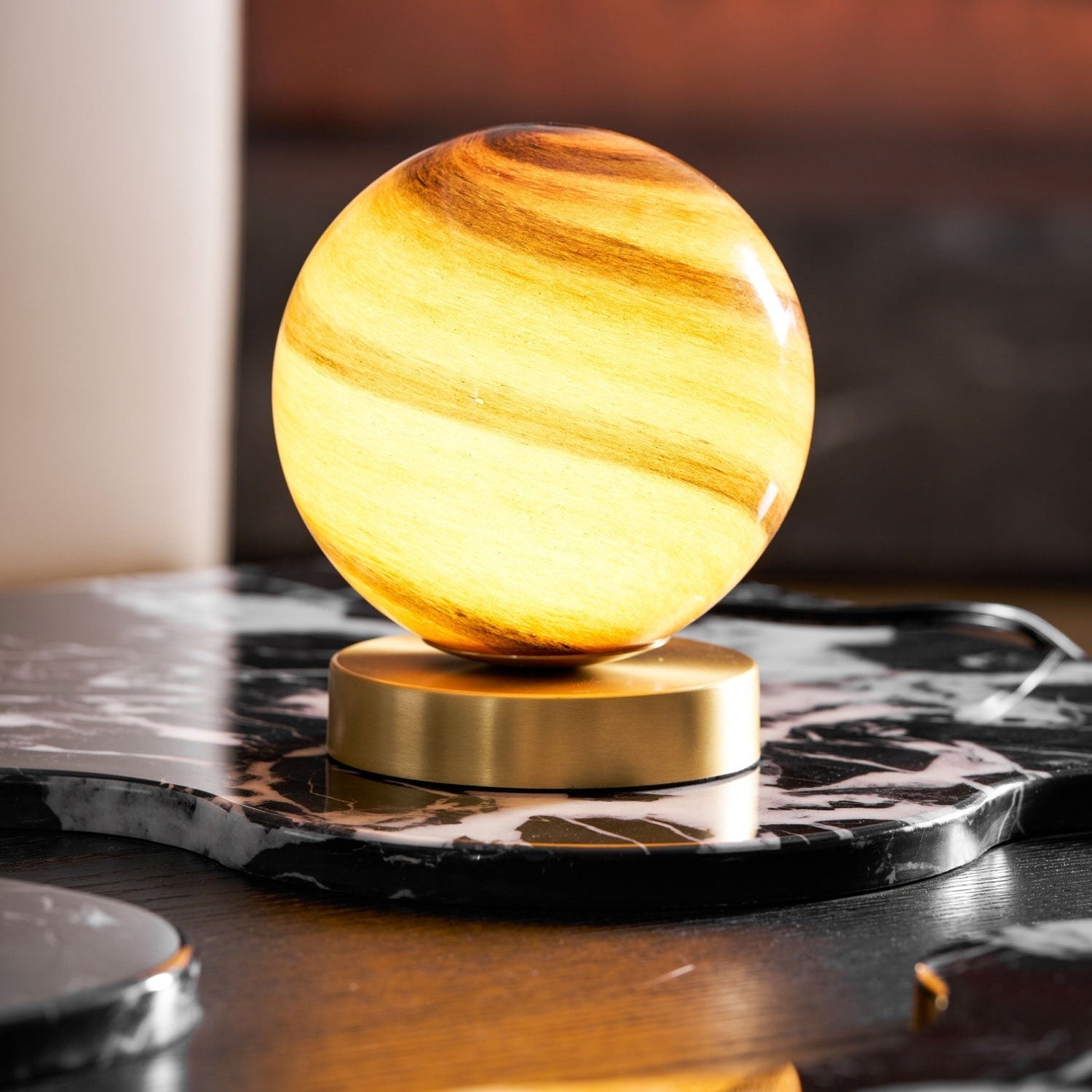 Stilvolle Tischlampe mit Marmor-Kugel und Messingfuß – Perfekte Beleuchtung für Schlafzimmer und Schreibtisch