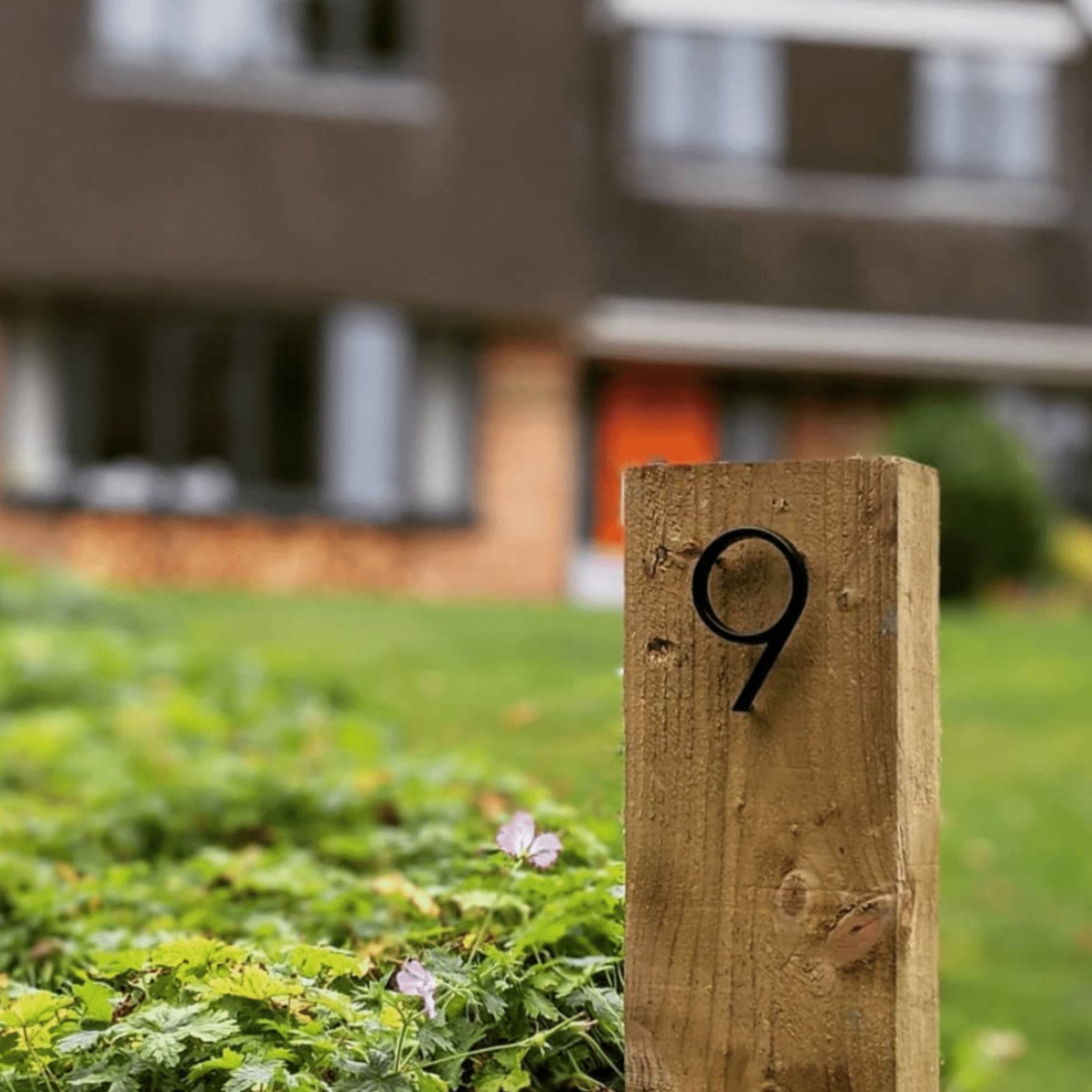 Moderne Hausnummer aus Zinklegierung mit schwebendem Effekt