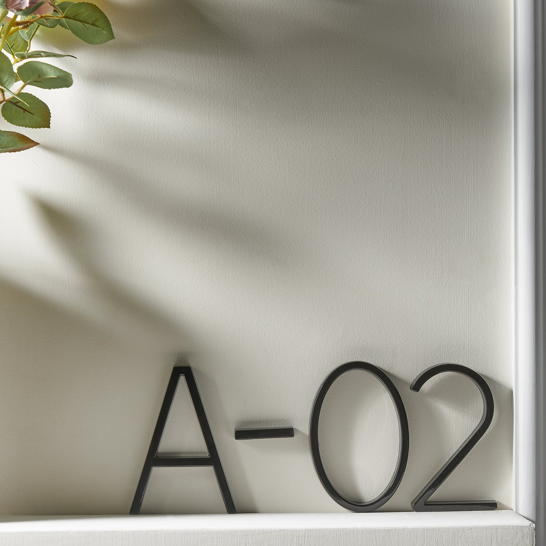 Moderne Hausnummer aus Zinklegierung mit schwebendem Effekt