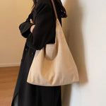 Stilvolle Wildlederhandtasche für modebewusste Frauen