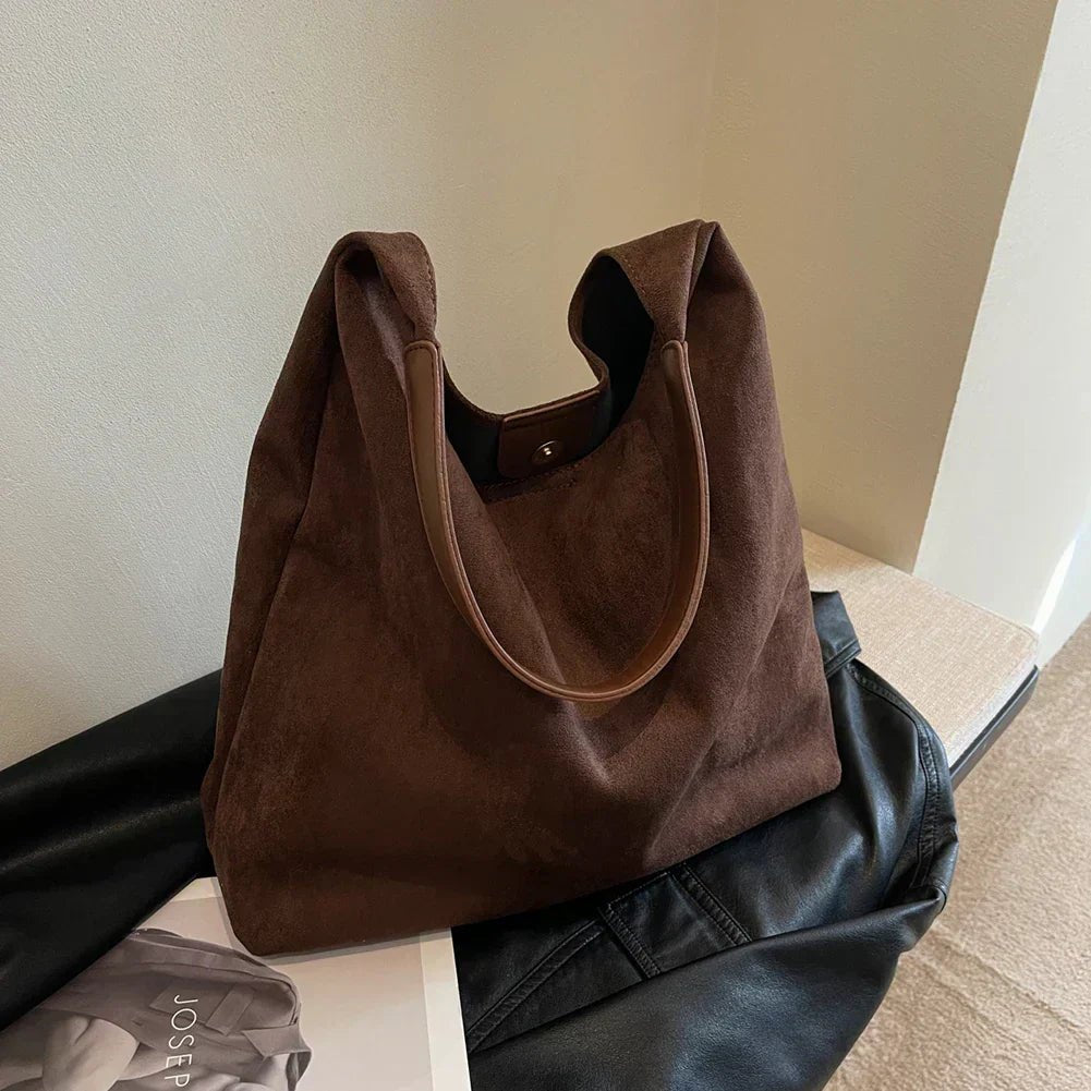 Stilvolle Wildlederhandtasche für modebewusste Frauen