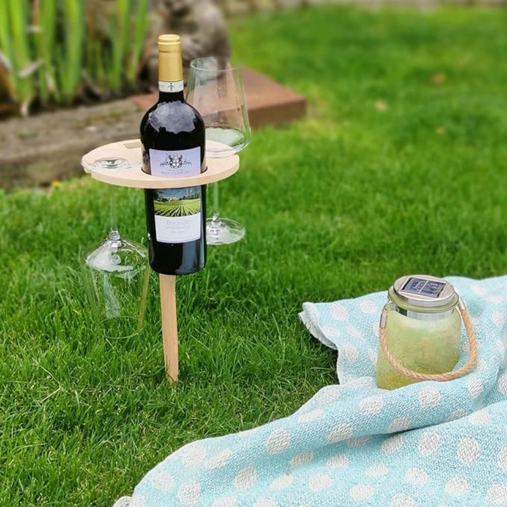 Eleganter Outdoor-Weintisch mit Halterungen für Gläser und Flaschen