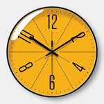 Stilvolle Wanduhr in Orange – Leiser Quartzmechanismus mit Großziffern