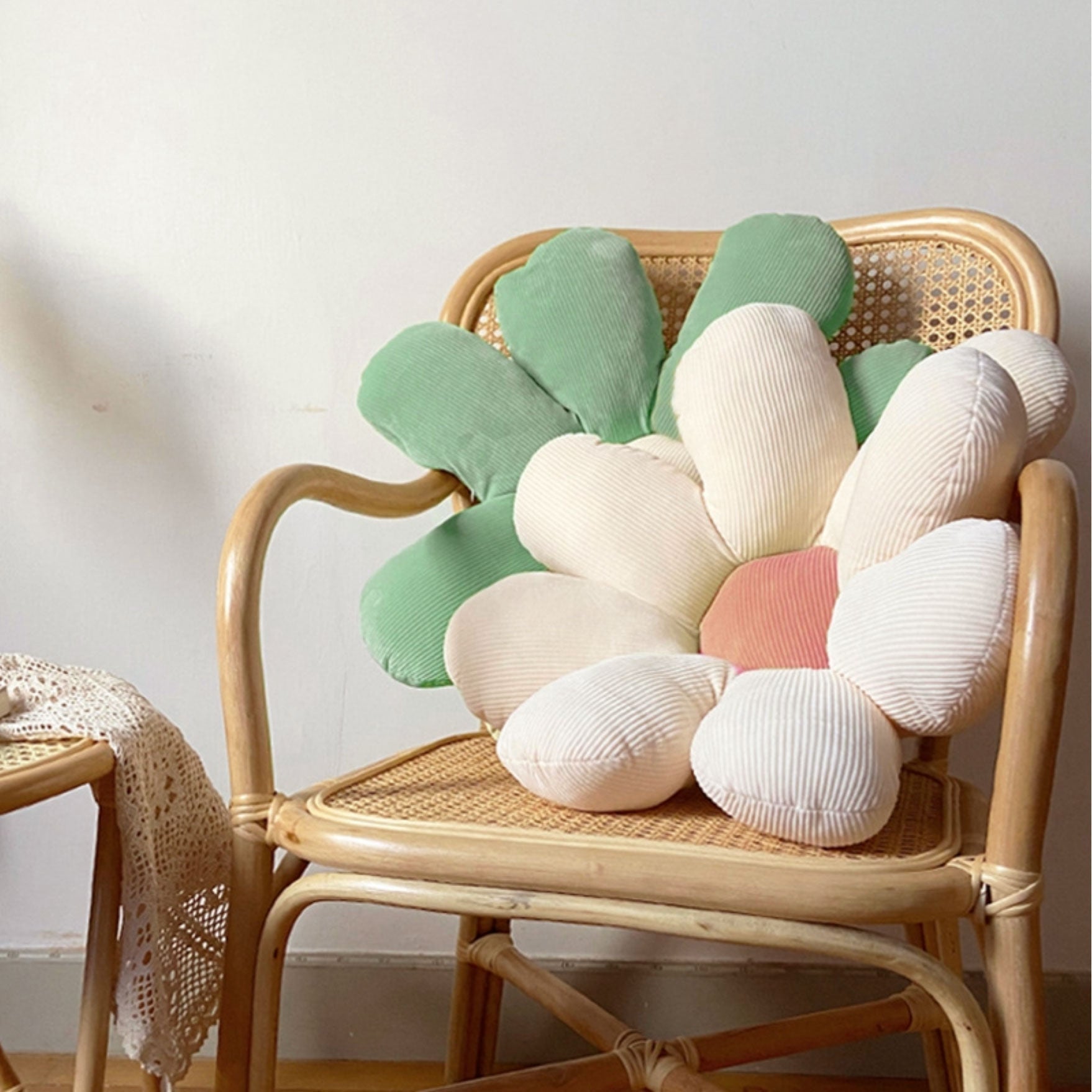 Daumenkissen mit flauschigem Gänseblümchen-Motiv