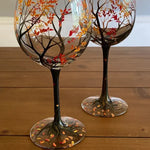 Weingläser mit Jahreszeitenbaum - Handbemalte Kunstwerke