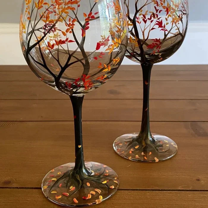 Weingläser mit Jahreszeitenbaum - Handbemalte Kunstwerke