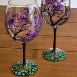 Weingläser mit Jahreszeitenbaum - Handbemalte Kunstwerke