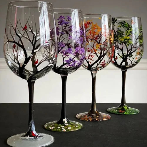 Weingläser mit Jahreszeitenbaum - Handbemalte Kunstwerke