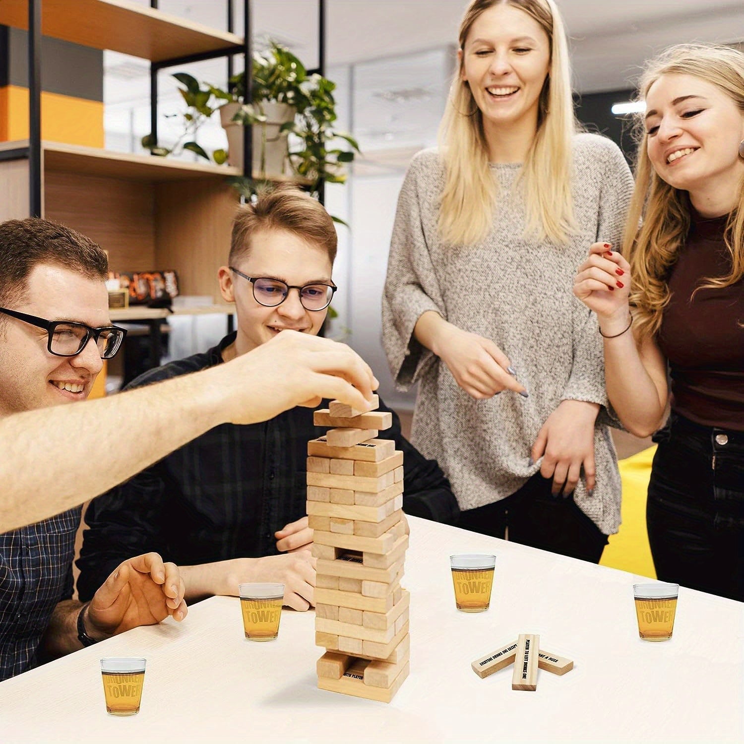 Spaßige Holz-Turm Trinkspiel mit 4 Gläsern für unvergessliche Abende