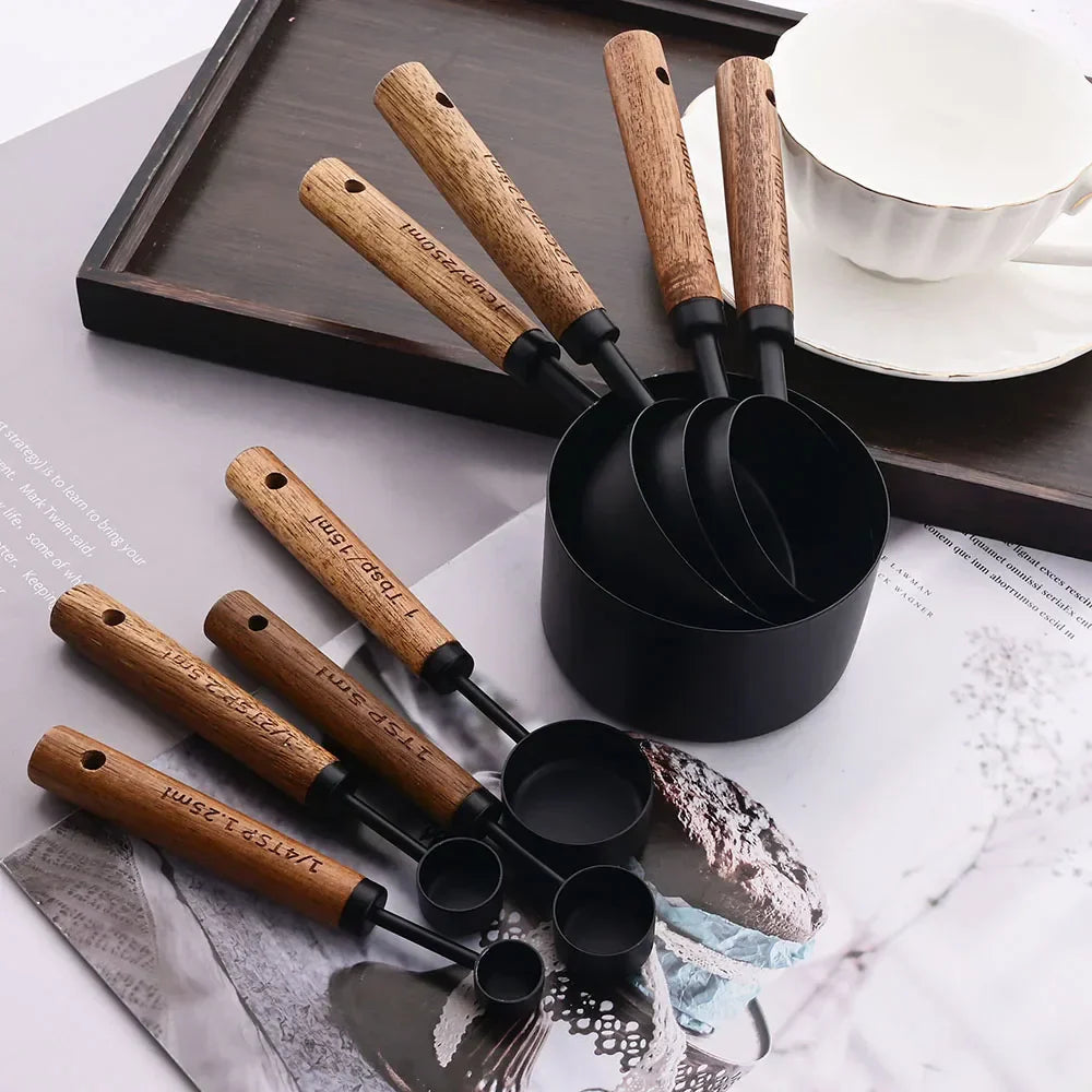 Elegantes Messbecher-Set aus Edelstahl mit Holzgriffen – 4 Becher und 4 Löffel