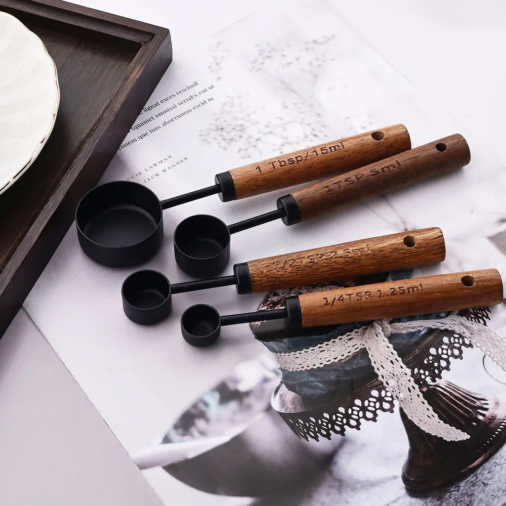 Elegantes Messbecher-Set aus Edelstahl mit Holzgriffen – 4 Becher und 4 Löffel