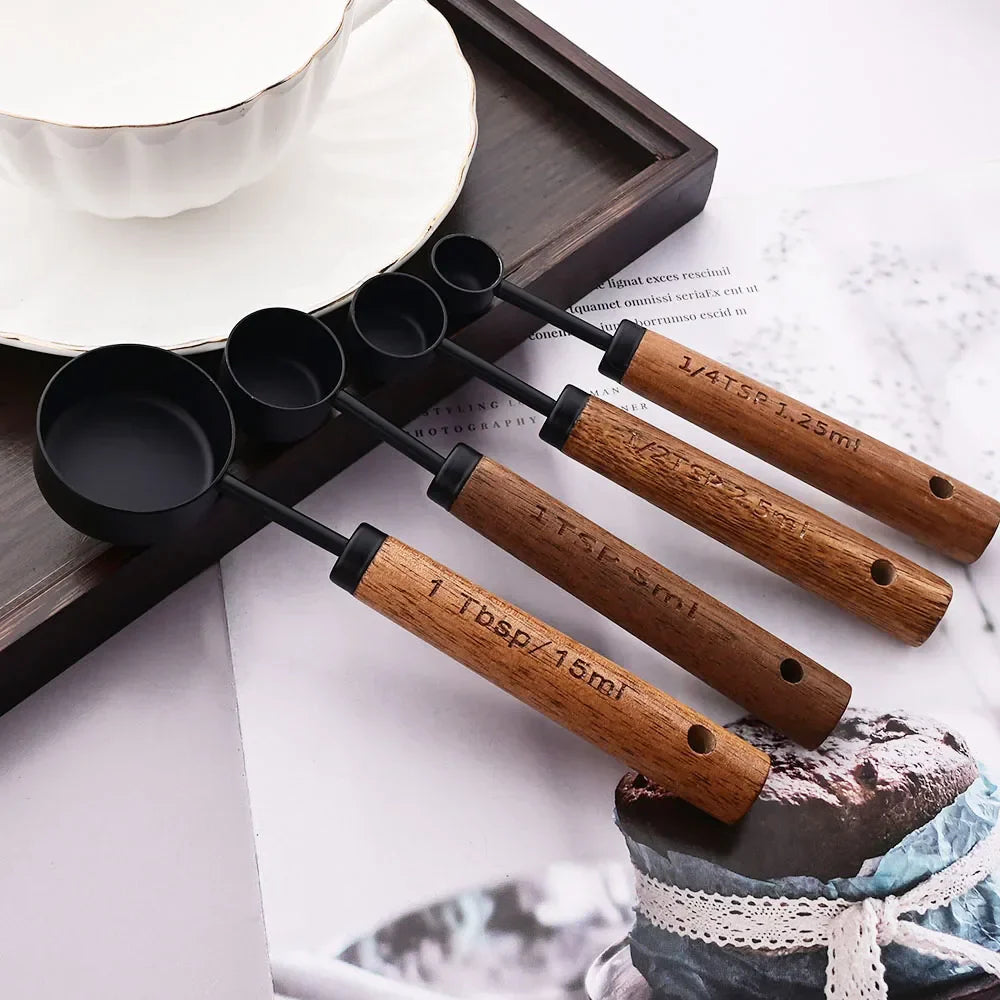 Elegantes Messbecher-Set aus Edelstahl mit Holzgriffen – 4 Becher und 4 Löffel