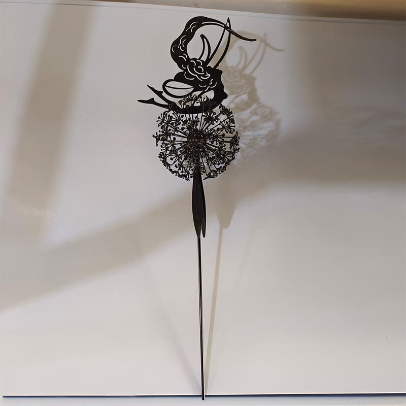 Tanzende Elfe und Löwenzahn - Garten Skulptur für Außenbereiche