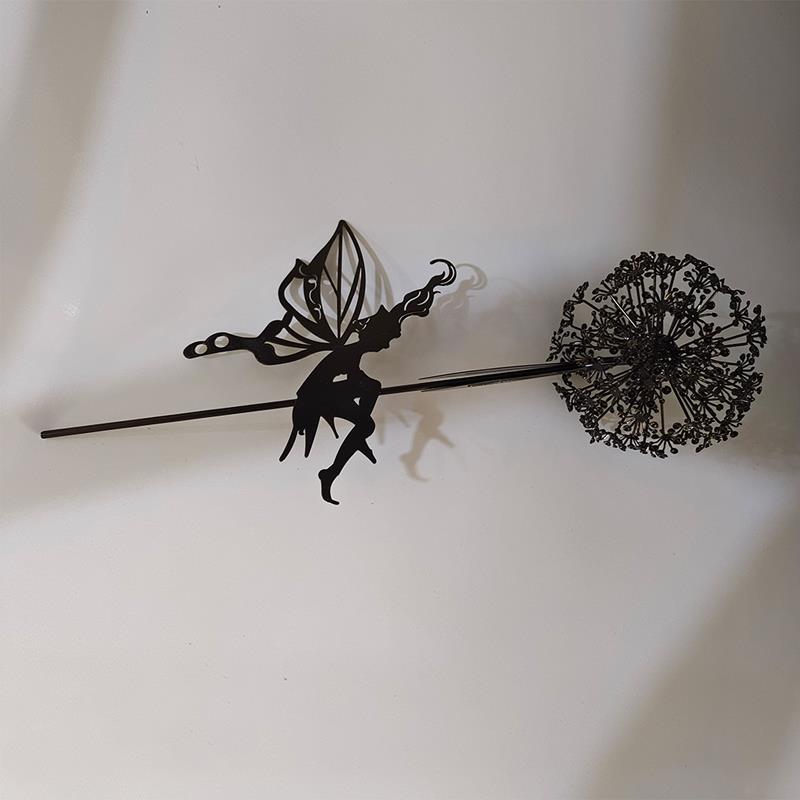 Tanzende Elfe und Löwenzahn - Garten Skulptur für Außenbereiche