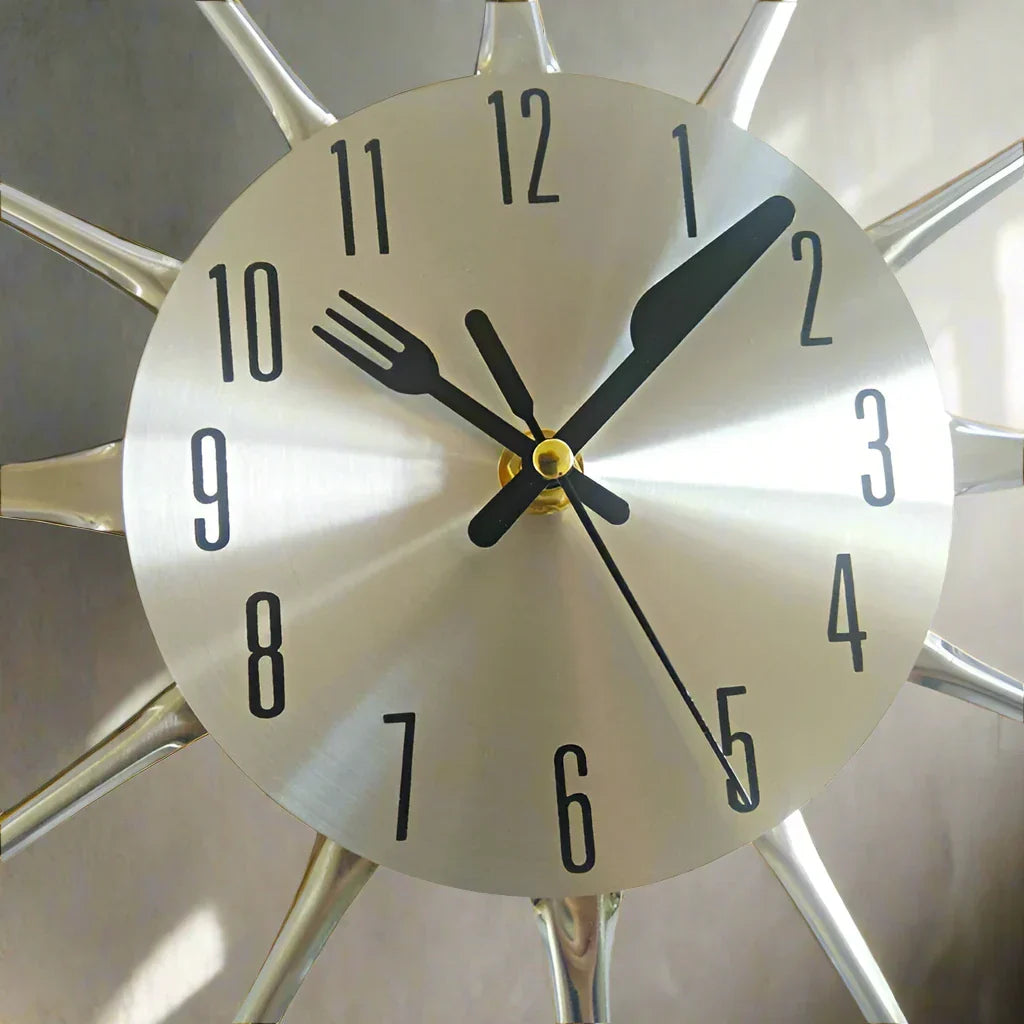 Verspielt und Elegant: Wanduhr für die Küche aus Edelstahl