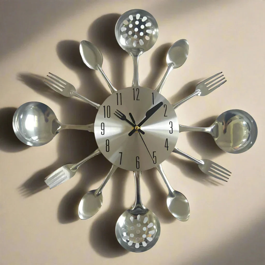 Verspielt und Elegant: Wanduhr für die Küche aus Edelstahl