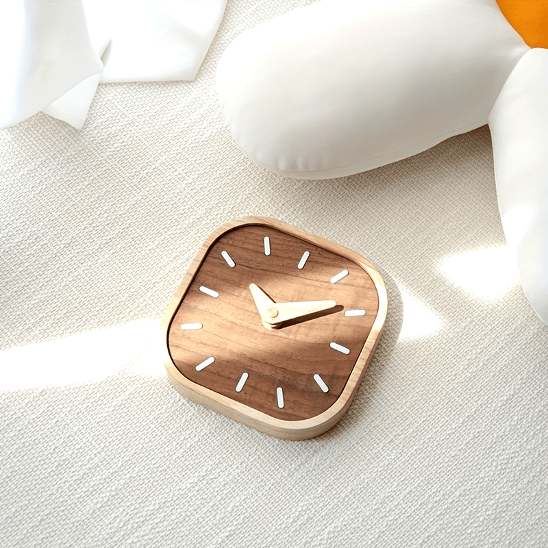 Elegante Tischuhr aus Holz mit lautlosem Quarzwerk