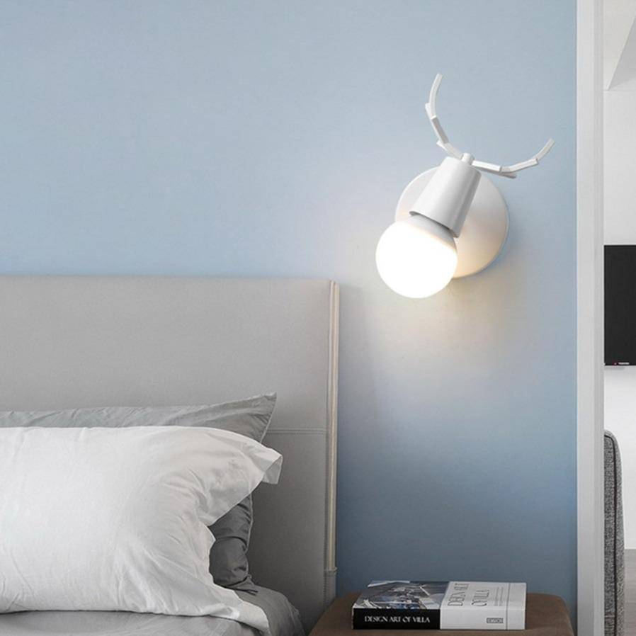 Rustikale Wandlampe aus Holz mit Hirschmotiv – Elegantes Licht für Wohnräume