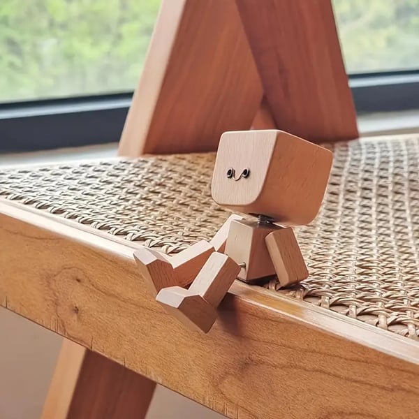 Verspielte Holzfigur mit sanfter Wippfunktion und wechselbaren Emotionen
