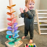 Bunter Holz-Murmelturm: Spielerisches Lernen für Kinder