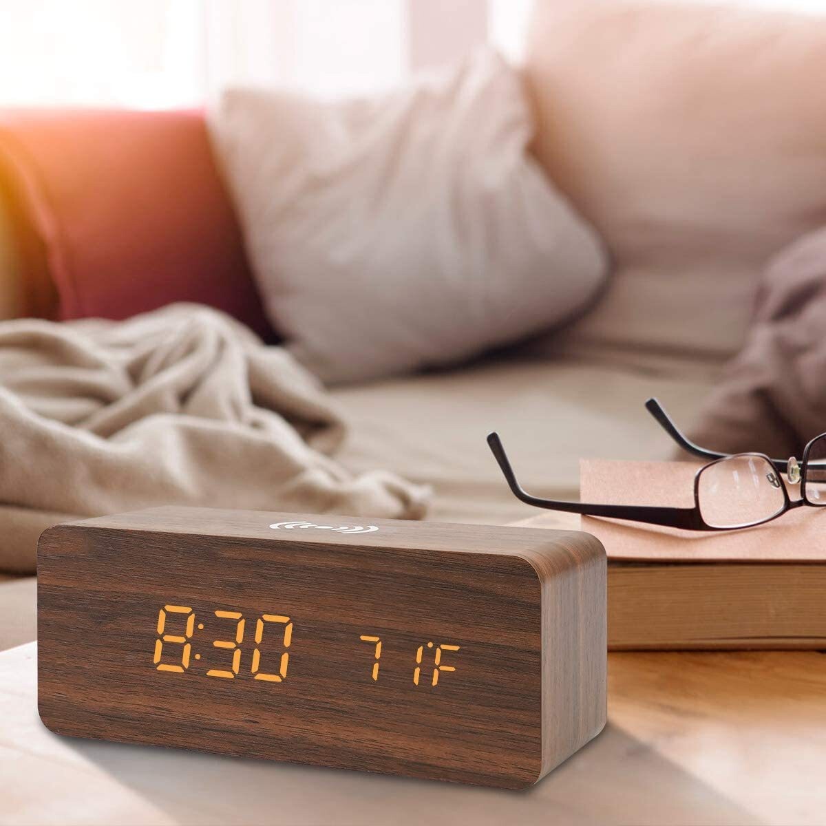 Elegante LED Tischuhr aus Holz mit Sprachsteuerung