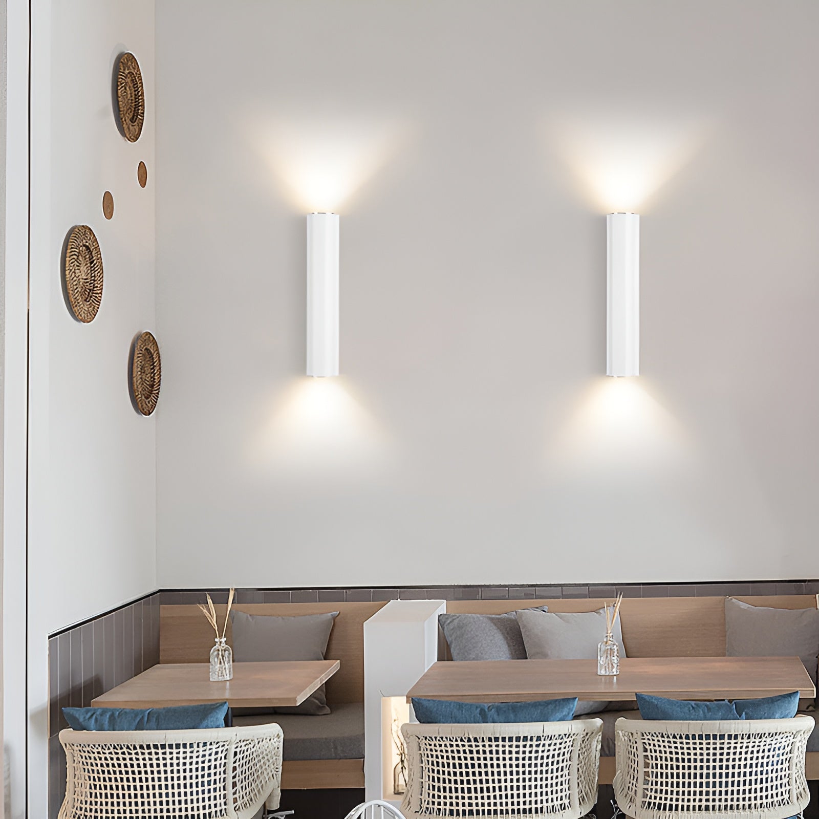 Elegante Wandleuchte – Flexible Doppelkopflampe für stilvolle Räume