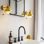 Verspielte Wandlampe in Pastellfarben – Holzfuß & Eisenlampenschirm