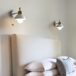 Verspielte Wandlampe in Pastellfarben – Holzfuß & Eisenlampenschirm