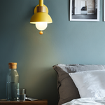 Verspielte Wandlampe in Pastellfarben – Holzfuß & Eisenlampenschirm