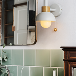 Verspielte Wandlampe in Pastellfarben – Holzfuß & Eisenlampenschirm