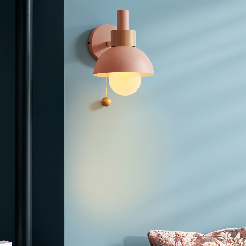 Verspielte Wandlampe in Pastellfarben – Holzfuß & Eisenlampenschirm