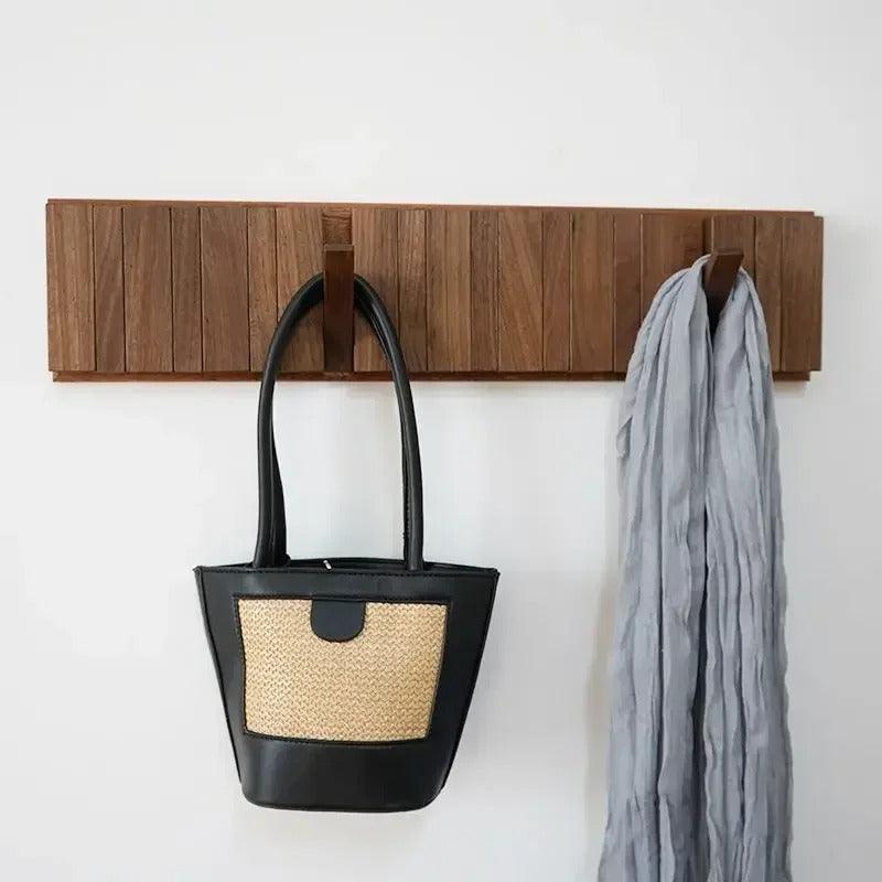 Eleganter Massivholz-Kleiderschrank im skandinavischen Stil