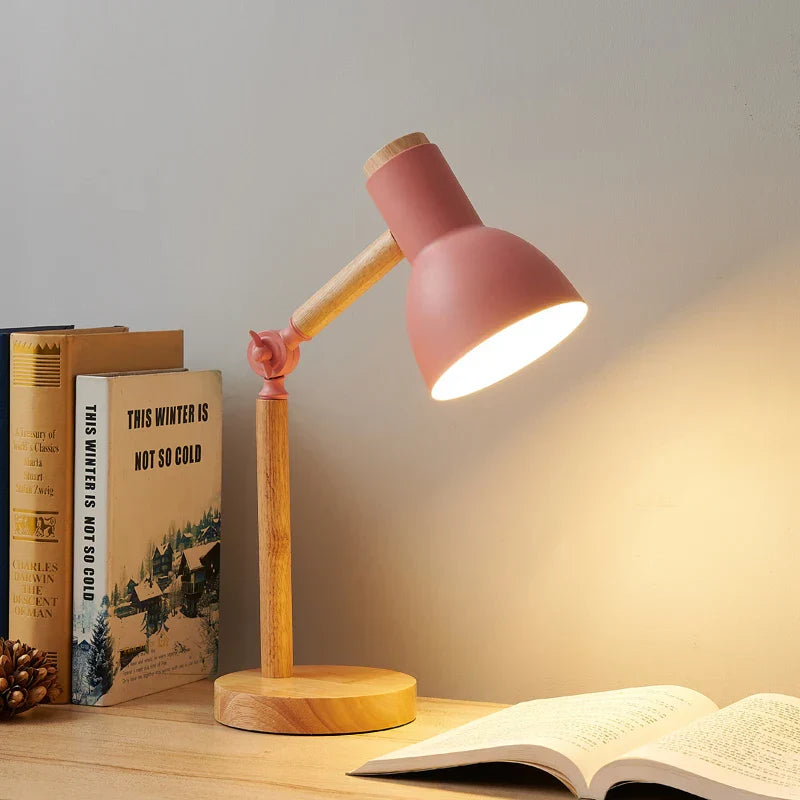 Skandinavische Tischlampe mit Holzsockel und flexiblem Arm