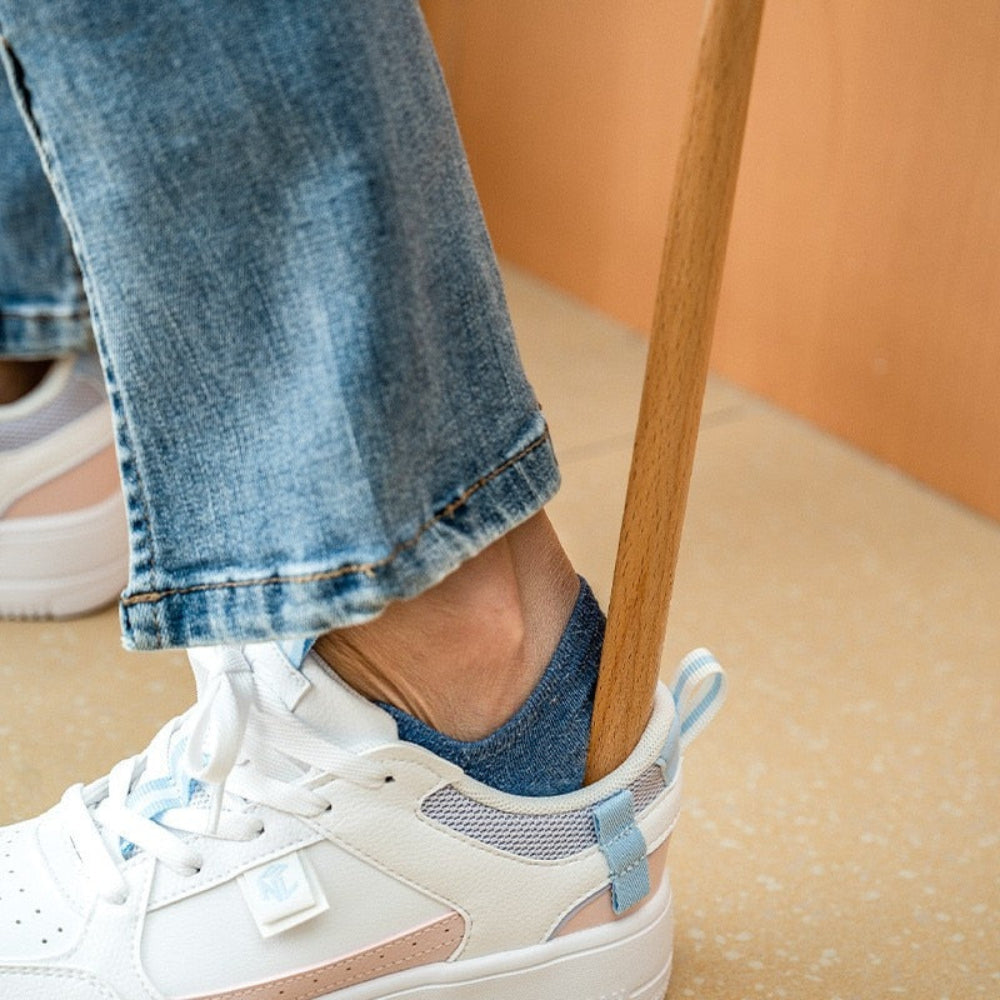 Elegant Wooden Shoehorn with Magnet – Convenient Shoe Putting-On