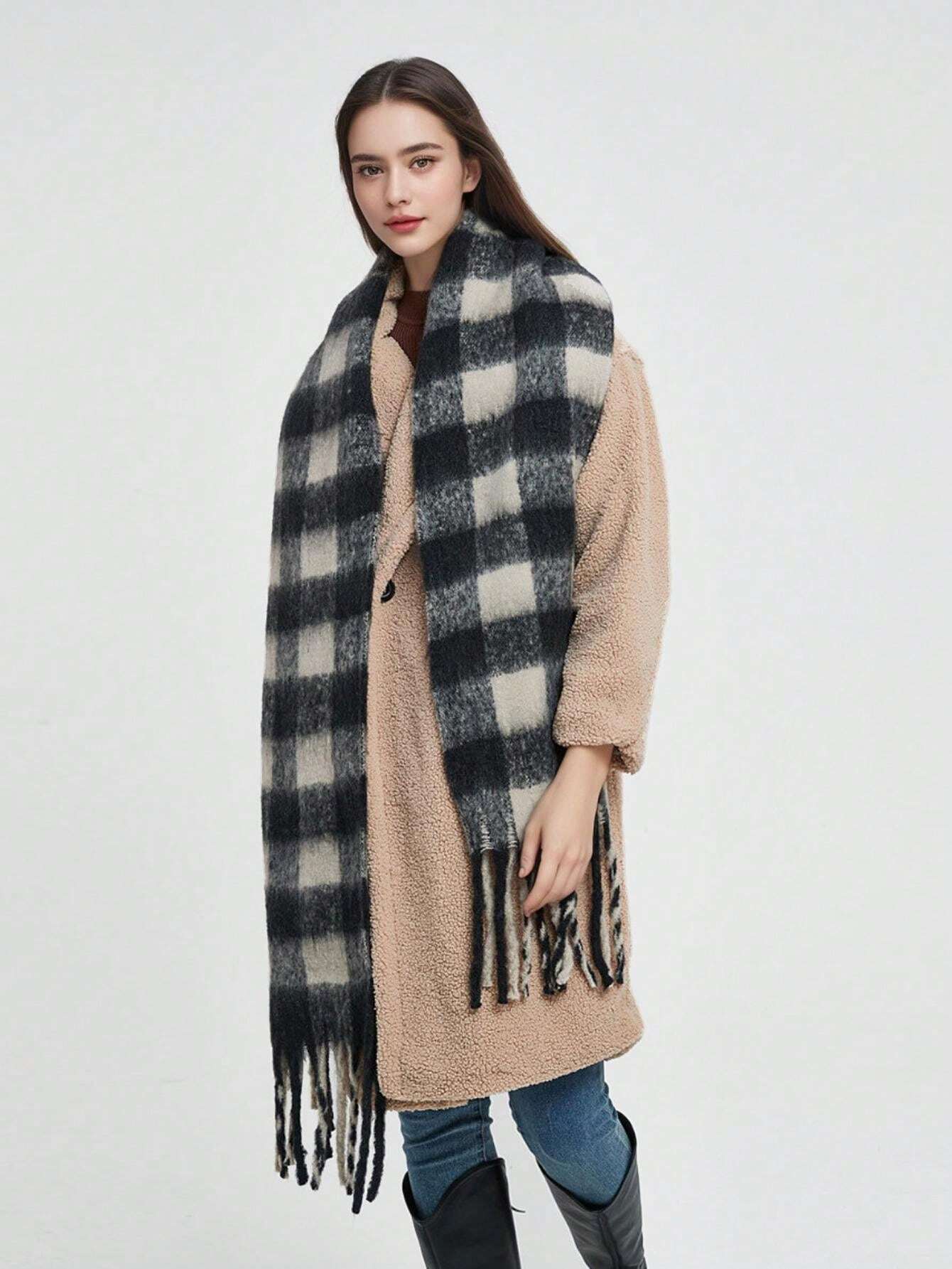 Wärme und Stil: Eleganter Winter Schal im bunten Karomuster