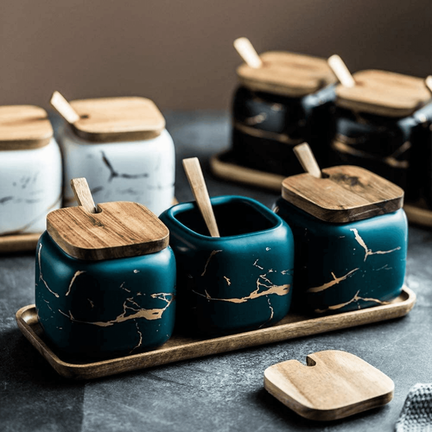 Elegantes Gewürzgläser-Set aus Porzellan mit Holztablett
